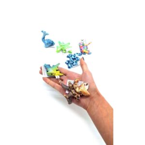 Małe morskie zwierzęta z piaskiem