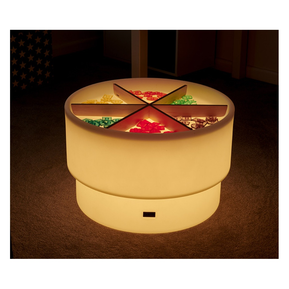 Podświetlany stół z drewnianymi elementami do sortowania